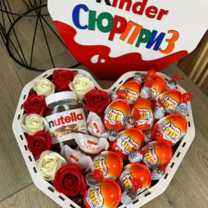 Подарунковий бокс Кіндер у формі серця із солодощів та троянд для дівчини