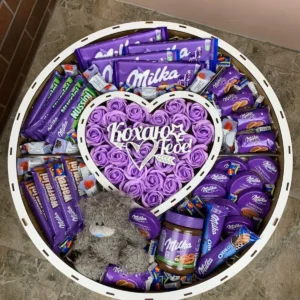 Подарунковий круглий бокс Мілка з солодощами та трояндами для дівчини