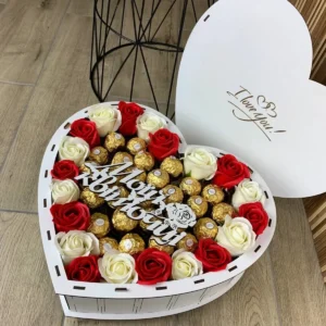 Подарунковий бокс із солодощів з Ferrero та троянд для дівчини (box35)