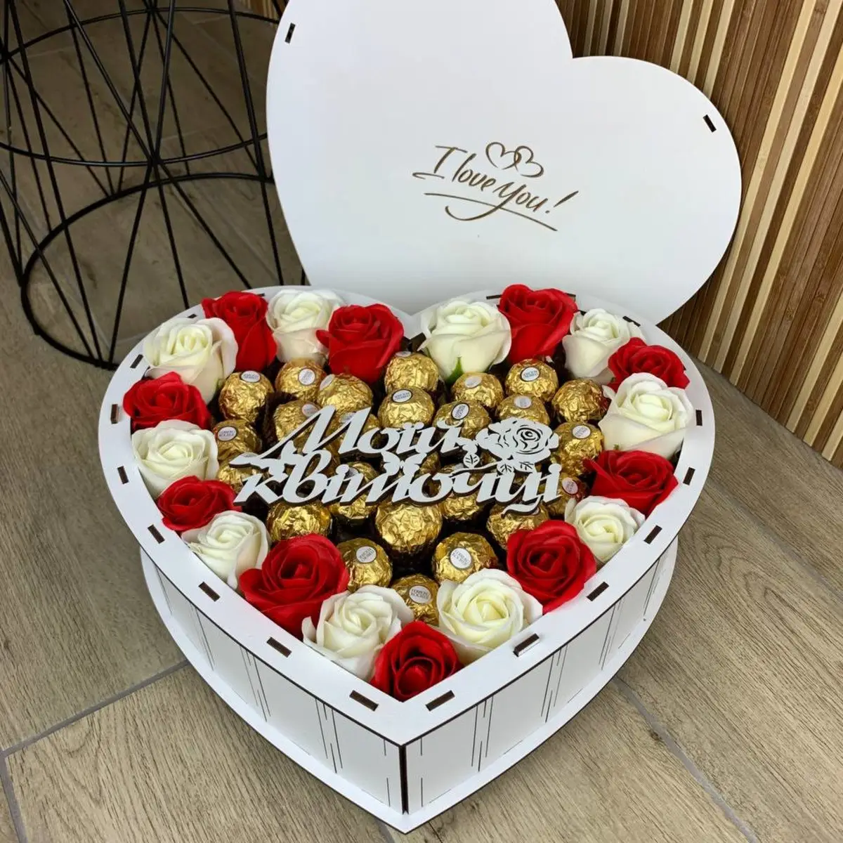 Подарунковий бокс із солодощів з Ferrero та троянд для дівчини (box35) - Зображення 2