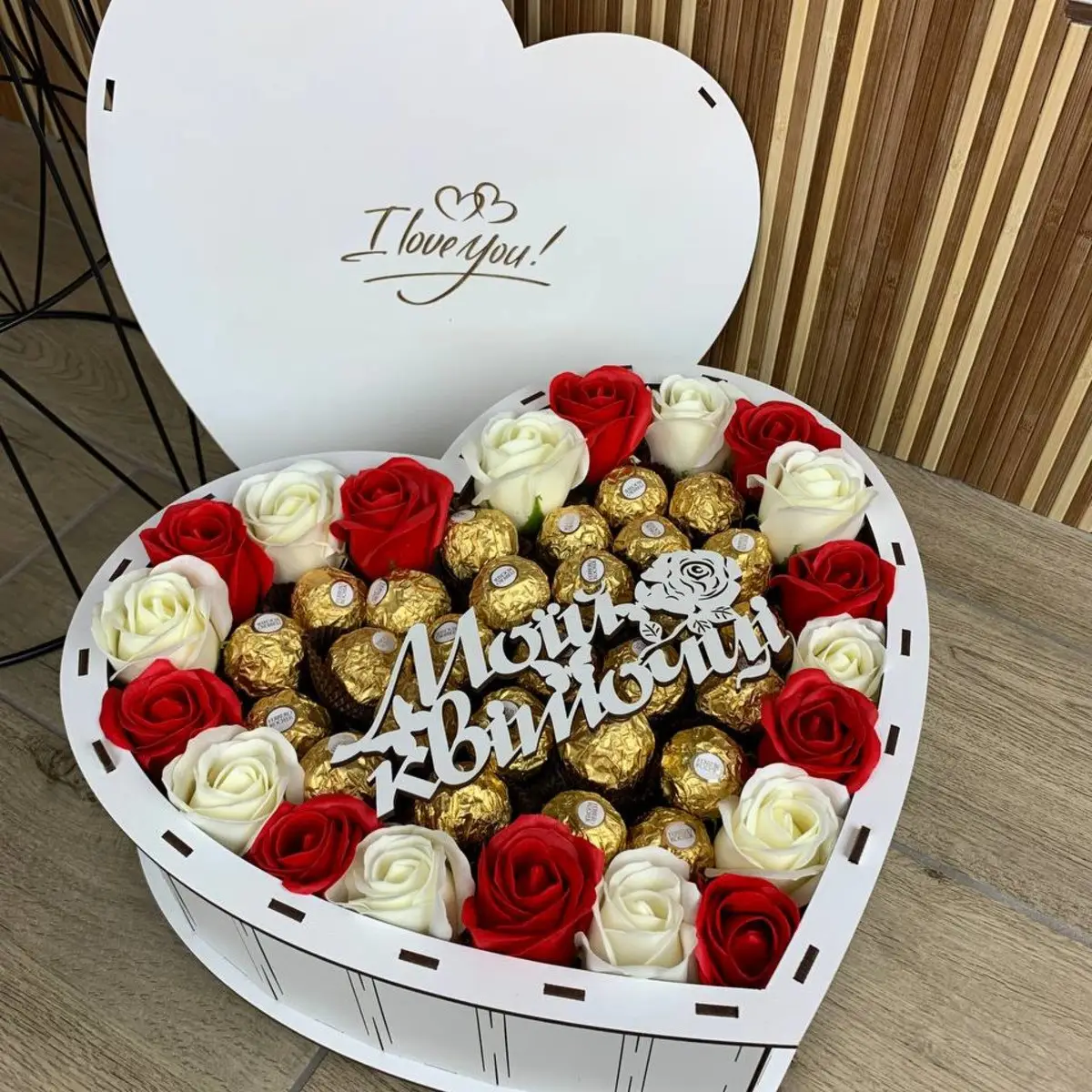 Подарунковий бокс із солодощів з Ferrero та троянд для дівчини (box35) - Зображення 3