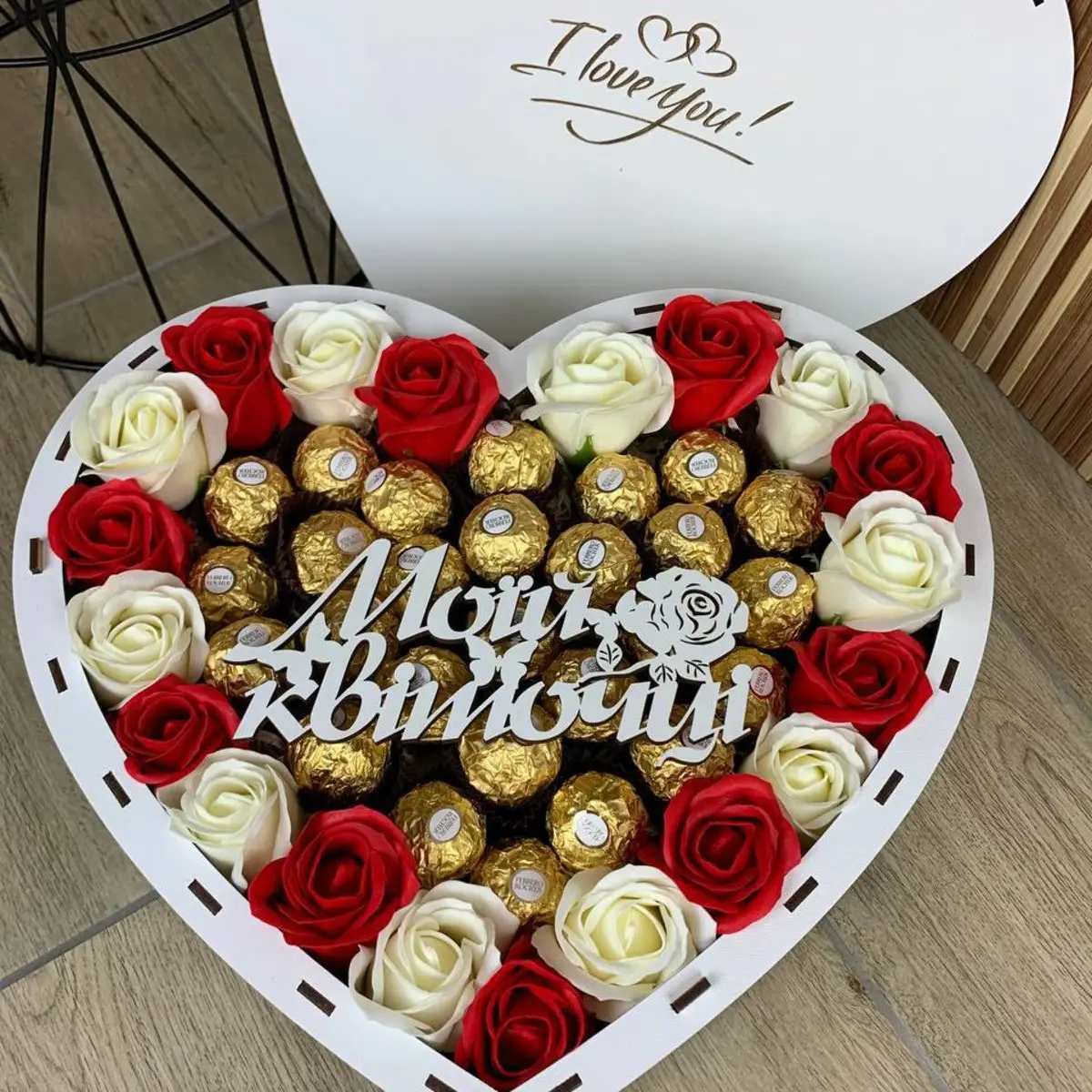 Подарунковий бокс із солодощів з Ferrero та троянд для дівчини (box35) - Зображення 4