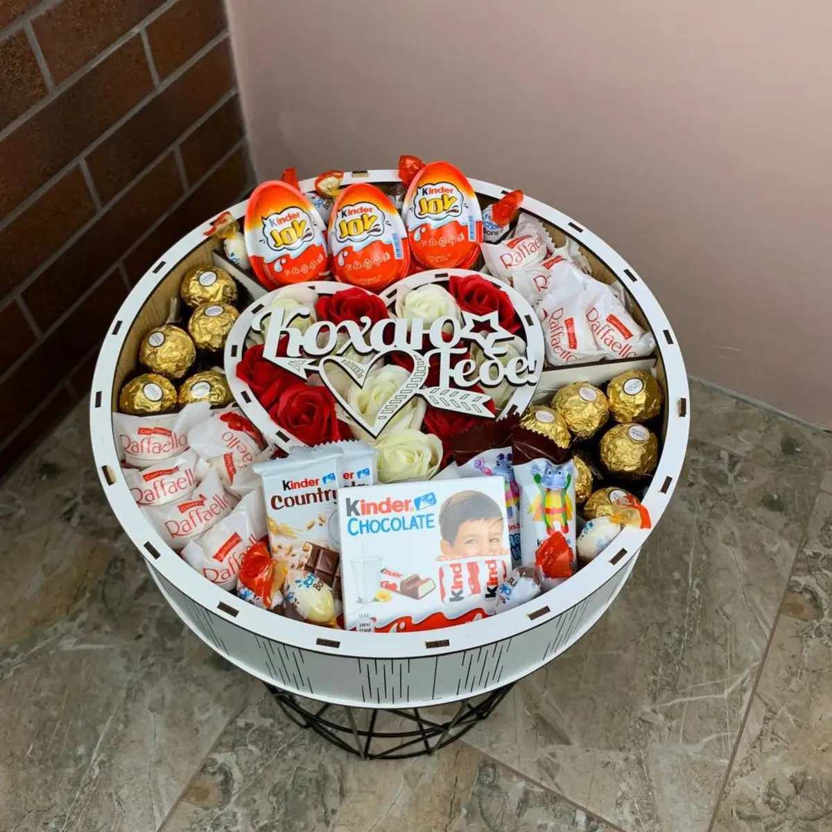 Круглий подарунковий бокс з солодощами для дівчини на різдво новий рік 8 березня день народження (box41) - Зображення 3