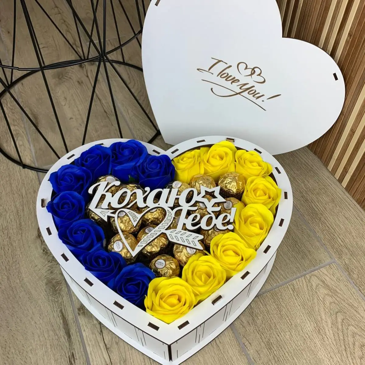 Подарунковий бокс з цукерками Ferrero та трояндами для дівчини на новий рік різдво день народження (box40) - Зображення 3