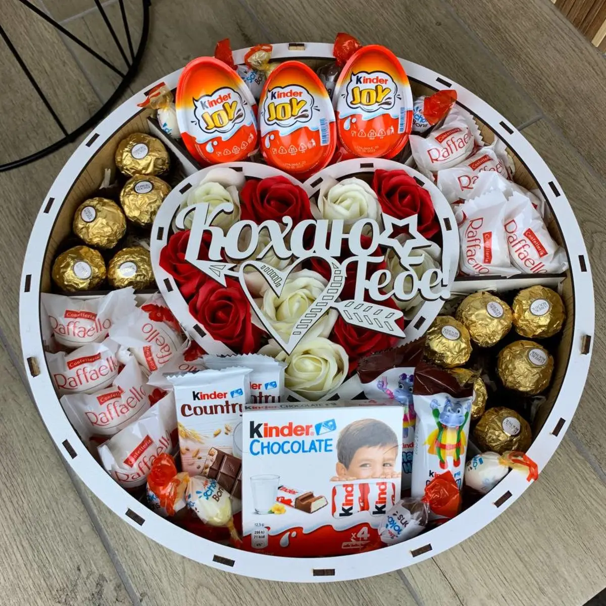 Круглий подарунковий бокс з солодощами для дівчини на різдво новий рік 8 березня день народження (box41)