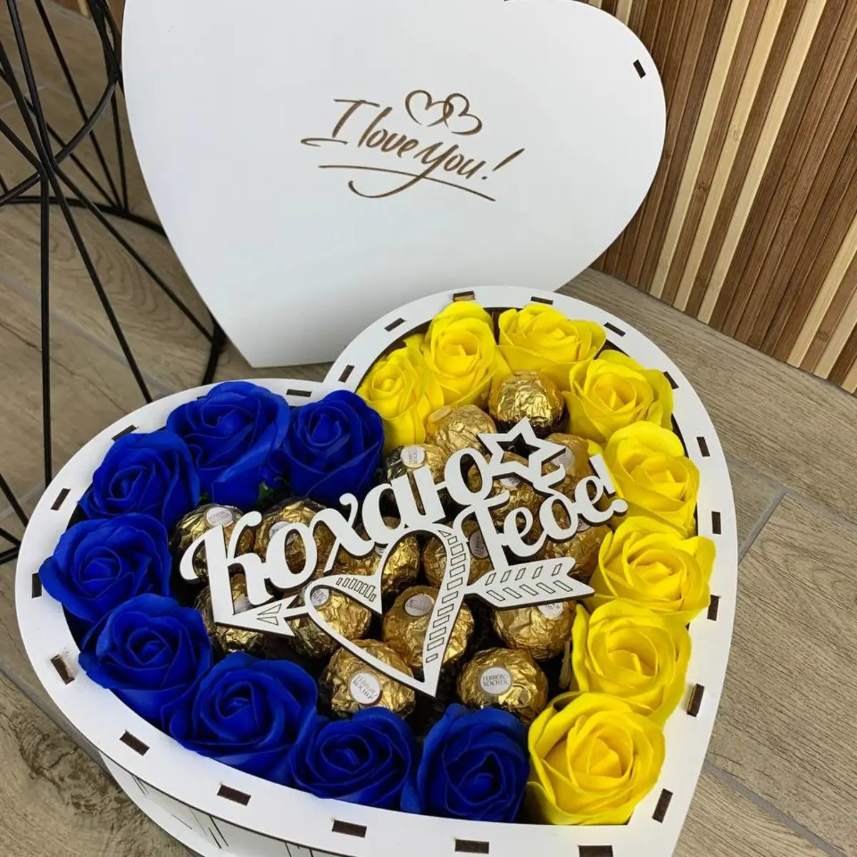 Подарунковий бокс з цукерками Ferrero та трояндами для дівчини на новий рік різдво день народження (box40) - Зображення 2