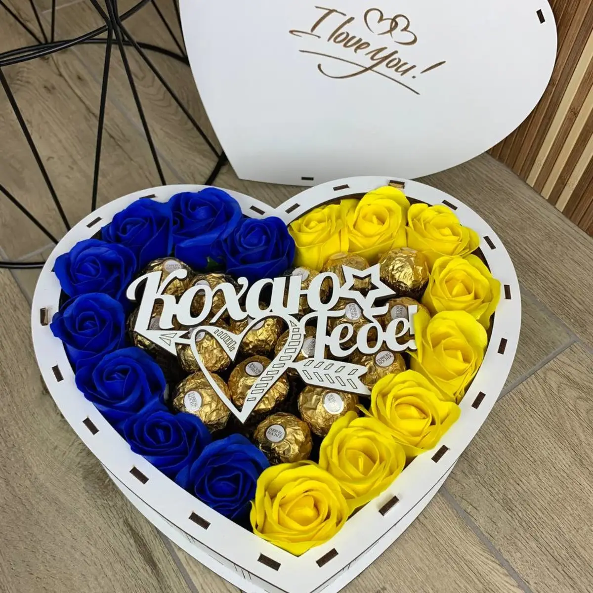 Подарунковий бокс з цукерками Ferrero та трояндами для дівчини на новий рік різдво день народження (box40)